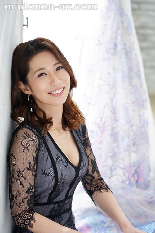 【主婦×デビュー作品】長嶋沙央梨 酒癖が悪く、酔うと男性の股間をついつい触ってしまうペニス好き。友人の結婚式の二次会で飲んでしまい、無自覚で友人のペニスを触ってしまった。