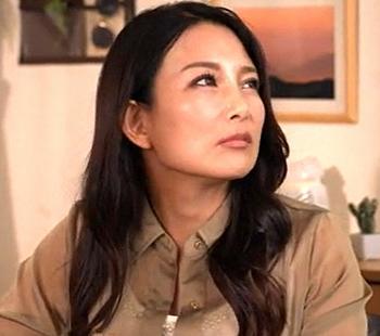 【人妻×辱め】一色桃子 教え子の一人でよく遊びに来る男子学生たちを自宅に招いた。必死に助けを求めるも、彼女は私が犯れる姿を笑みを浮かべて眺めるだけだった。