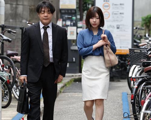 【沙月恵奈】仕事を軌道に乗せることが出来ず窮地の経営者夫婦！旦那の目の前で卑猥に責められ絶頂しちゃったNTR輪姦！