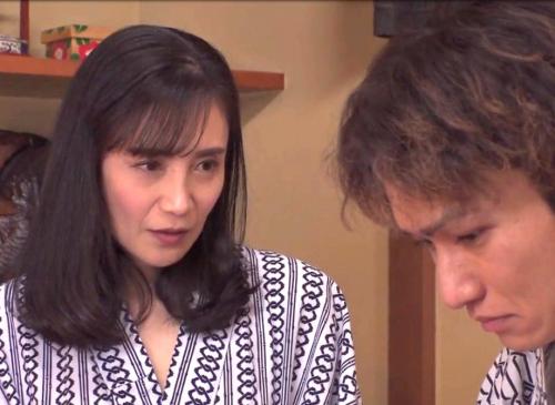 ＜平岡里枝子＞「親子だけど気持ち良い//」家族旅行中に寝てる旦那の隣で息子の和也と結ばれたお母さん