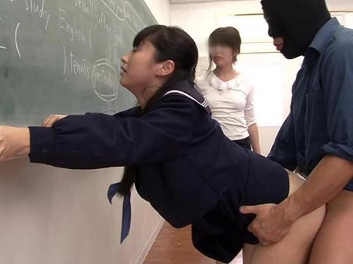 無許可中出し｜セーラー服女子高生が学校の教室で着衣のまま立ちバックでチンポを挿入されちゃう世界線ｗｗ