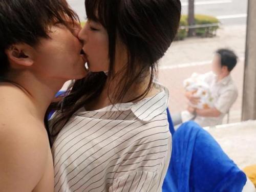 旦那と子供を置いた巨乳お母さんがオンナになる瞬間…マジックミラー号で他人棒をハメられアクメ顔に
