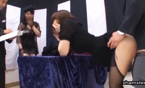 【喪服で♥中出し】ショートボブの色っぽい三十路お姉さんが声を殺しながらお葬式で立ちバック露出SEXエロドラマ！ 篠田ゆう