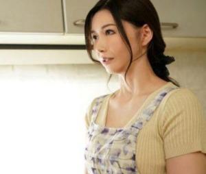 【愛弓りょう】色っぽい美しさの義母にムラついたおちんちんおっきして気持ち良くなるエロエロ行為