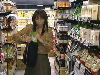 【ヘンリー塚本】色っぽい熟女が店のものをかっぱらい店員におまんこされちゃう