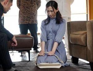 【水戸かな】美人マダムのクールボディーが借金取りに狙われおまんこ使われる寝取られSEX