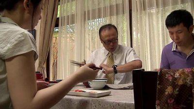 【ヘンリー塚本】年ごろの息子ペニスはカチカチ不可避でお母さんと近親相姦ファック