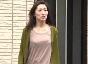 ＜ヘンリー塚本＞無理やり夫の前で犯された人妻が快楽の吐息を漏らす激エロえちえち