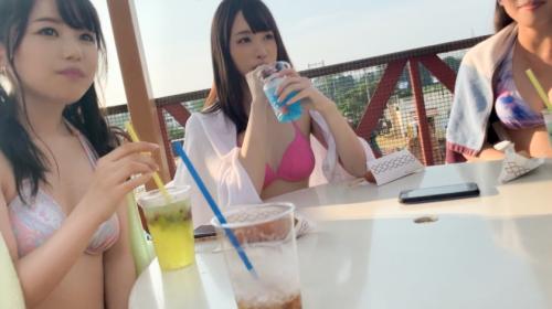 【水着美少女】プールでキャピキャピと遊ぶ3人の美少女！その一人が押しに負けてSEXしちゃう
