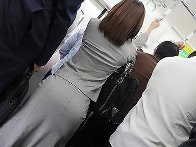 【痴漢×タイトスカート】熟れた美尻が際立つタイトなスカートに理性を失う！電車内で密着しながら迸る情熱の射精と絶頂の歓喜