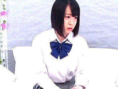 【マジックミラー号】可愛い女子校生がインタビュー中に即ハメされ驚きながらも感じてしまい手マンで潮吹きしてフェラしてハメられ喘ぎまくる淫乱娘！