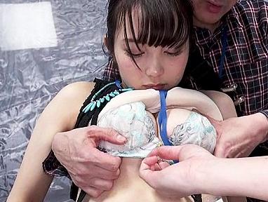 【MM号×潮吹き】『明日から監督にしてやる！』甘い言葉に騙された美女ADが生中出しセックスする！