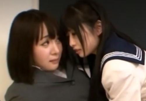 女子生徒と女教師のレズりあい！小悪魔JKに誘惑されて…