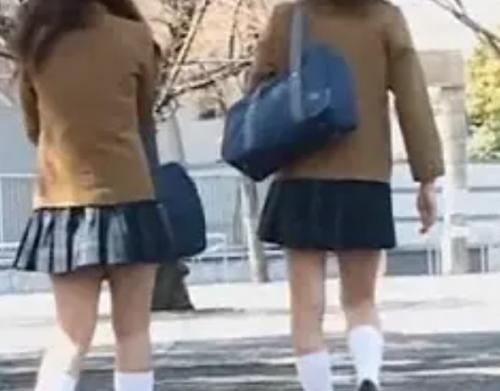 【潮吹き×jk】排尿する女子高生にエッチなイタズラをして外なのにそのままエッチ！