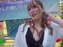 【潮吹き×ナンパ】胸元がガッツリ空いた美女に声をかけて潮吹きまくるセックス！