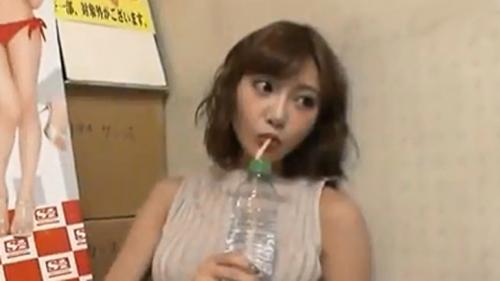 伝説のAV女優明日花キララさんがアダルトショップにご来店自分のファンに逆ナンパして即フェラ