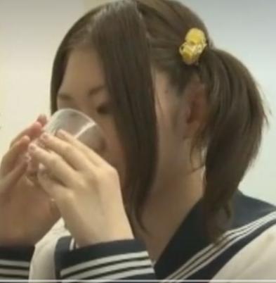 この水を飲んだ後、何も知らない女子高生は、先生によってめちゃくちゃにされてしまう