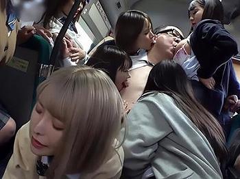 【満員バス×乱交】めちゃくちゃカワイイJKさんたちに中年肉棒S女られまくりでめちゃくちゃエロい不可避とかマジかｗｗｗ