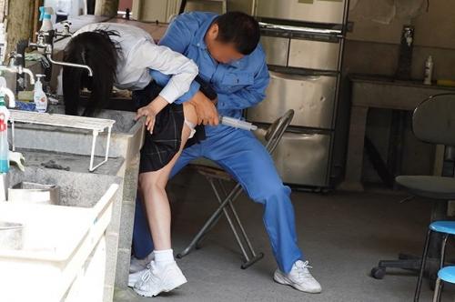 【女子校生非道SEX】「やだ漏れちゃう…」室外でうんこ漏らしした少女！屈辱の恥辱！秘密を握られ容赦無しに非道SEXされる