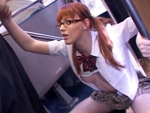 【無口ないいなり純粋】「鬼畜にも無反応！？」バスの中でオトナしそうな黒渕眼鏡のカワイイJKがいいなりオナホ化ペロペロ