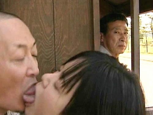 【連れ子のイケナイ少女校生】再婚相手の娘に手を出す非道オヤジ！バック→正常位でハメまくっているところに妻が帰宅…！