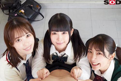【VR】少女女子校生が男のチクビを責めながら乱交逆4P！順番にコンドーム無しソーニューしてザーメンぶっ放ししていく！