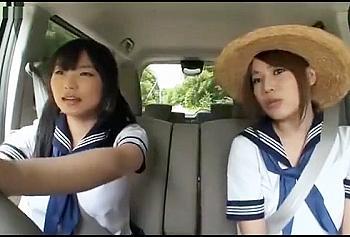 【ホルスタイン女子校生】夏休みにドライブに出かけたふたりはひとりの男を拾う。教生というその男は絶倫デカ●ンマン！夏休みずぽ！w