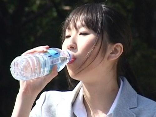 【シオ吹き×jk】排尿するJKに濡れ濡れなイタズラをして外なのに続けてSEX！
