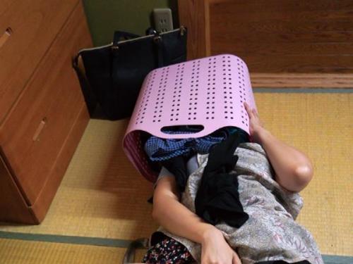 【人妻寝取られ】『なぜここに…？』自慰を見咎めた隣人が自宅に侵入し、襲撃されるも、巨根に女の本能が覚醒する純粋な妻！