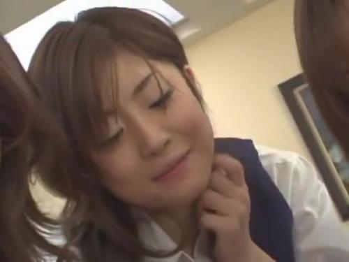 【OLによる集団逆レイプ】妖艶なオフィス美女たちに包囲され、衣服を無理やり脱がされる！昂ぶる欲望の棒を順番に唇で弄ばれる至極の快楽に身をよじる！