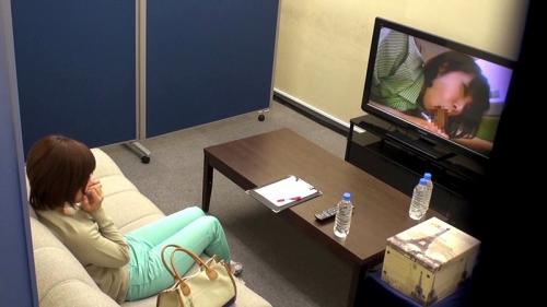 映画のモニターで連れてきた人妻！部屋に一人っきりにしてAVを視聴させて観察！オナニーしているところでスタッフが突撃