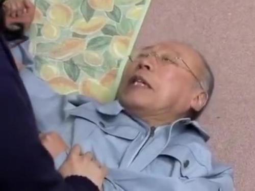「背徳の夜…秘密を暴かれた人妻が選んだ驚愕の選択とは？年配管理人を魅了する禁断の誘惑」