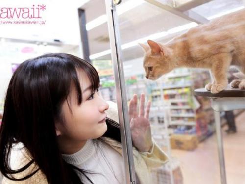 ランドセル姿が不思議と魅力的な美少女。料理の腕前も驚くほど素晴らしく、ベッドでの相性も期待を裏切らない締まり具合で、思わずフィニッシュ。