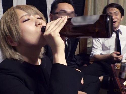 《人妻の悲劇》金髪ロリギャルの人妻が担任の葬儀で酔い潰れ、同級生の男子たちに囲まれたまま意識を失い、無防備な一夜を過ごす悲劇