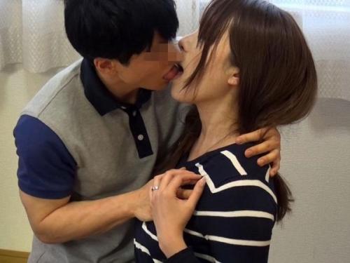 【人妻NTR】『頼む…それ以上はダメ♥本気になっちゃう』隣の奥さん 誘惑の色香に引き寄せられ自宅で抱擁し中出しセックス