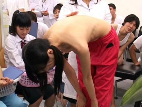 高校生の男女が共同で健康診断！学年のトップモデル級で細身の美少女の魅力に自制心が崩れる一瞬...！