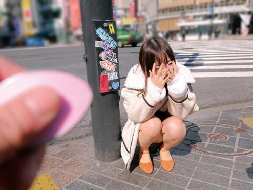 ＜素人の挑発＞人目を避けてリモートバイブを仕込んだまま放置プレイ！恥ずかしさが募る街角ウォーキングで、欲望を刺激される小柄なブロンドギャルにこっそり絶頂をプレゼント♡＜自己満足＞