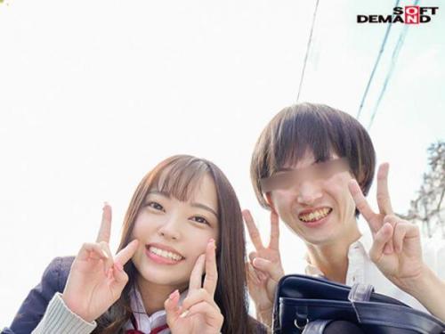 〈カップル〉MM号でゲームを楽しんだ後、彼氏を外に出して制服姿のまなちゃんを口説き、彼女を喜ばせるために大胆な行動に出る