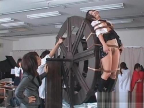 制服姿の少女が拘束され、玩具にされる恐怖の真実とは？