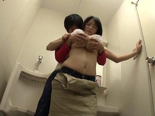 「年下の少年たちに弱みを握られた豊満なママ、彼らの要求に応じるしかなく…彼女の身体は次第に快楽に溺れていく…澁谷果歩」