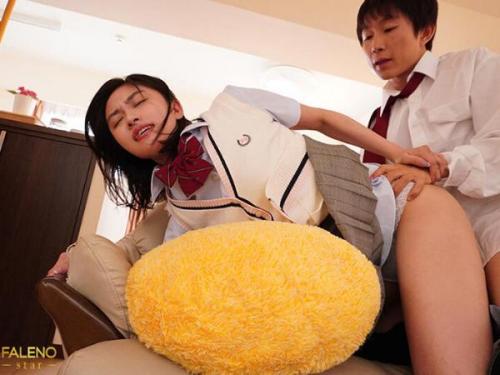 【五十嵐なつ】制服姿の義姉のスカートの中を覗き込み、抑えきれない衝動に駆られて即座に禁断の関係へ！激しい腰使いで絶頂を迎え、彼女のヒップに熱い欲望をぶちまける！