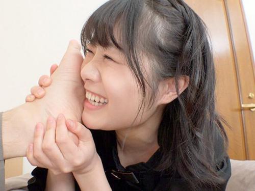 【美女】「いつでもエッチしたいわね」制服姿のムッツリ美少女が男の足指を舐めながら激しいオナニー！笑