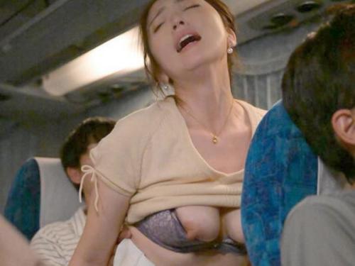 【熟女】「もっと静かにしないと夫が目覚めてしまうわ」他の男の楽しみに酔いしれる熟女の車内での愛の営み！