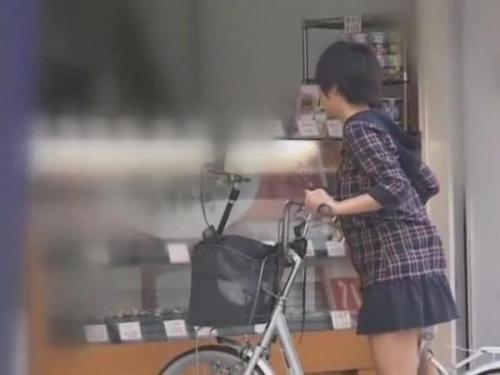 【ディルド自転車】「これ本当にヤバイよw」ショートカットの娘がめちゃくちゃ恥ずかしそうw変態ノーパンで商店街を猛ダッシュ♡素人バレ⁉︎して…