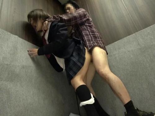 制服をまとった美少女がエレベーター内で受けた禁断の暴行と屈辱の記録！