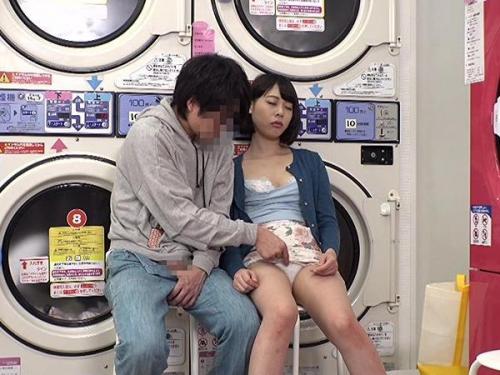 【七海ゆあ】コインランドリーで居眠り中の女子大生が怪しい男に翻弄され欲望を掻き立てられる！そのまま店内で過激な口内発射エッチに突入！