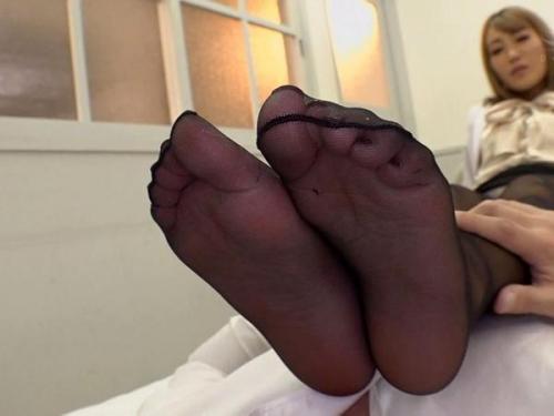 【AIKA】妖艶な教師の魅惑の美脚が、生徒の情欲を煽り、ストッキング越しの足技で極限まで誘う！