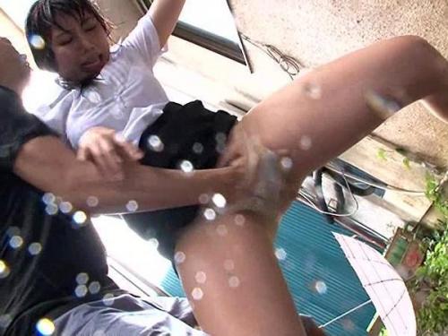 《豪雨の中、悪戯者に胸を弄ばれ、背を反らせて快感に溺れる女子高生》雨音に消される悲鳴と共に、彼女は何度も限界を迎える
