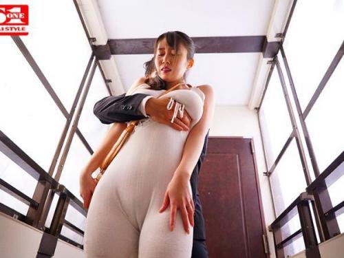 成熟した人妻の誘惑に抗えず、情熱的な夜を過ごす官能的な体験を描く！