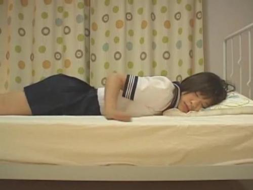 （かすみ果穂）小さな体躯の男性を素肌のまま拘束し、熱く張り詰めた箇所を繊細に愛撫しながら、濃密な口づけの技で心を奪う妖艶な美女の淫靡な戯れ